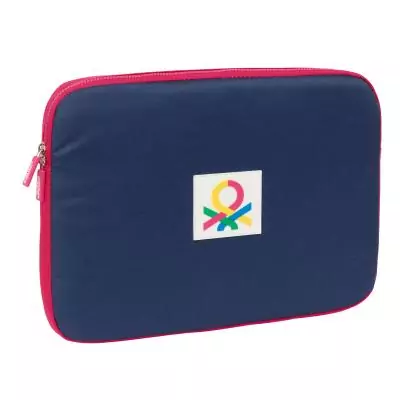Protégez votre ordinateur 15,6'' avec style grâce à la housse Benetton Cherry Cerise Blue marine. Pratique et tendance !
