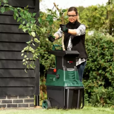 Broyeur de végétaux Bosch AXT 25D - Compact et performant