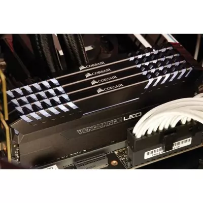 CORSAIR Vengeance LED DDR4 64GB (4x16GB) 3000C15 - Mémoire PC - Portable