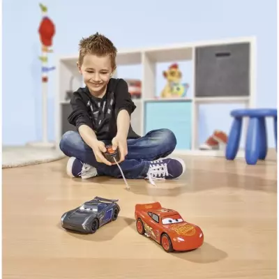 Voiture radiocommandée Majorette Flash McQueen - Prêt pour la course!