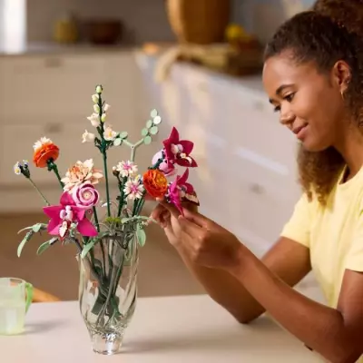 Construisez un magnifique bouquet de fleurs roses avec LEGO Botanique 10342