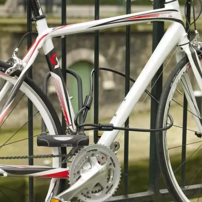 Antivol U avec Câble MASTER LOCK - Sécurité compacte et efficace