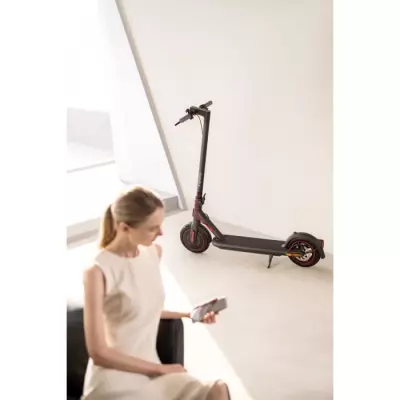 Trottinette électrique XIAOMI Electric Scooter 4 Pro FR 700W 10 - Compacte et performante