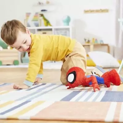Spidey danse et rampe, peluche interactive avec musique et sons