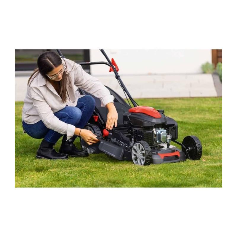 La tondeuse thermique autotractée PML53-225S de la marque SCHEPPACH est un outil puissant et efficace pour entretenir votre jard