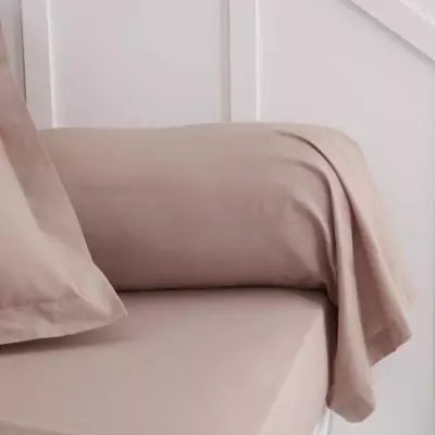 La tondeuse thermique autotractée PML53-225S de la marque SCHEPPACH est un outil puissant et efficace pour entretenir votre jard