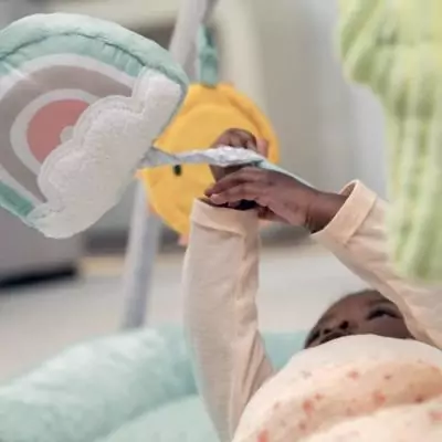 Tapis d'éveil bébé Calm Spring avec 6 jouets sensoriels Tapis d'éveil bébé Calm Spring avec 6 jouets sensoriels