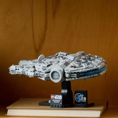 Créez votre propre Millennium Falcon avec ce set LEGO Star Wars 75375!