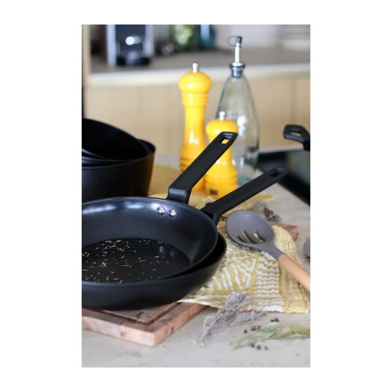 Poêle MENASTYL 26 cm en aluminium forgé noir - Tous feux dont induction