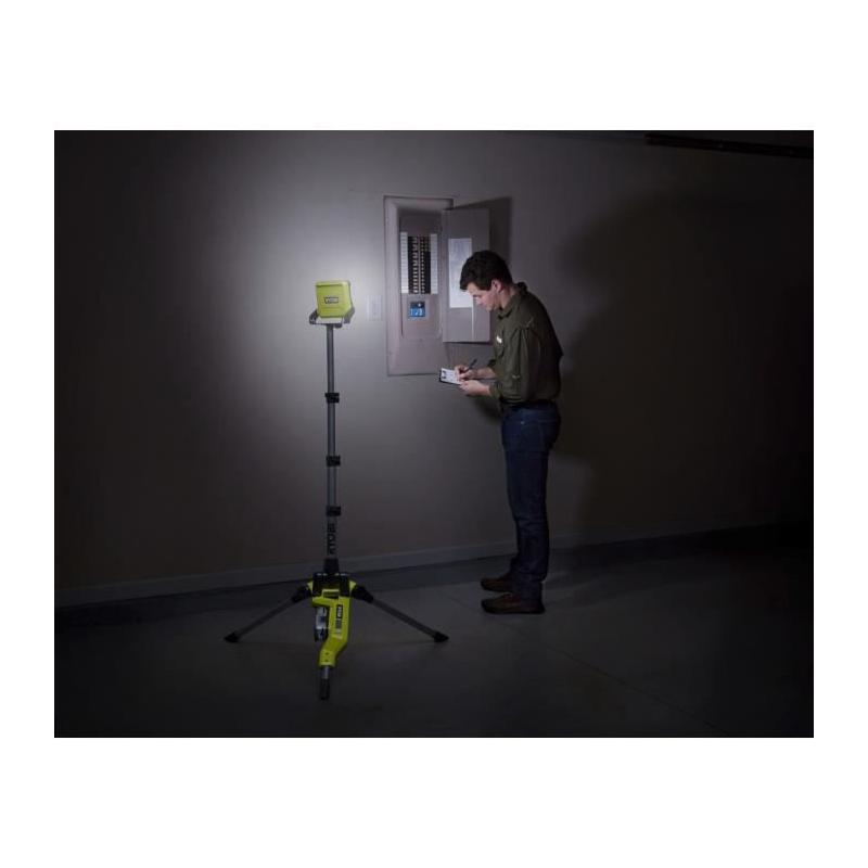 Projecteur LED sur trépied 18V ONE+ RYOBI - Éclairage puissant ajustable