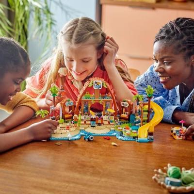 Offrez des vacances inoubliables avec LEGO Friends 42673 Vacances à l'Hôtel de la Plage!