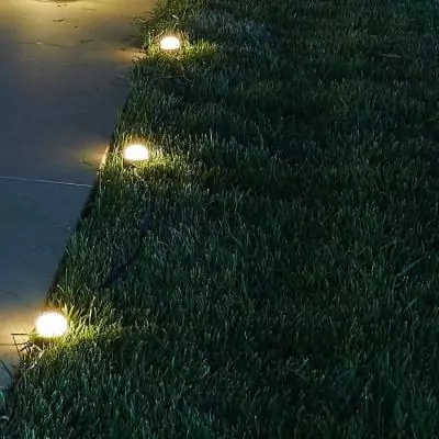 Éclairage solaire pour allée: 10 mini-spots lumineux à LED blanc chaud Éclairage solaire pour allée: 10 mini-spots lumineux à LED blanc chaud