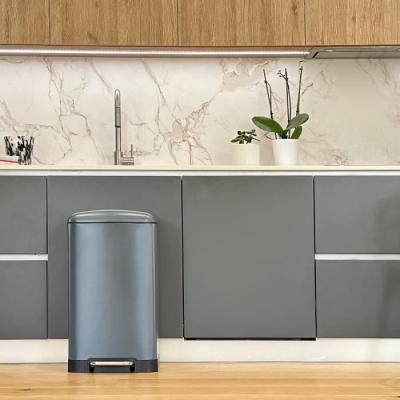 Poubelle de cuisine design à pédale - GREENWICH - KITCHEN MOVE - 40L - Gris mat