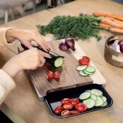 Planche à découper LIVOO en bois acacia FSC - Pratique et stylée