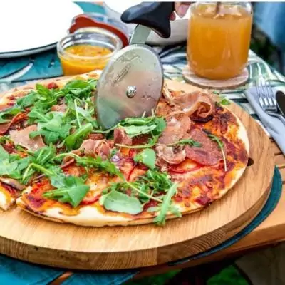 Ensemble plaque à pizza perforée et roulette - FACKELMANN PRO - 32 cm