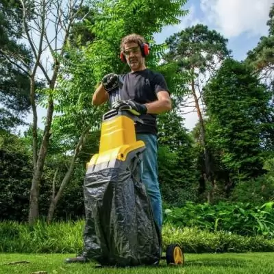 Broyeur de végétaux électrique 2400W - POWERPLUS POWEG6420 Broyeur de végétaux électrique 2400W - POWERPLUS POWEG6420