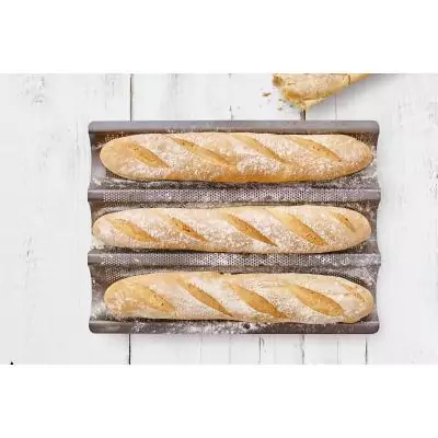 Plaque de cuisson perforée - BIRKMANN - EASY BAKING - Acier carbone - Anti adhésif - Pour 3 baguettes - 39,5 x 29,5 x 4,5 cm Plaque de cuisson perforée - BIRKMANN - EASY BAKING - Acier carbone - Anti adhésif - Pour 3 baguettes - 39,5 x 29,5 x 4,5 cm