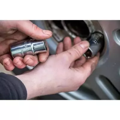 STANLEY - Clé Démonte Pneus - STHT80890-0 - Manche télescopique offrant plus de couple